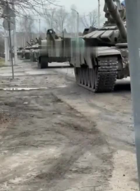 Russian tanks slowly moves towards Ukraine