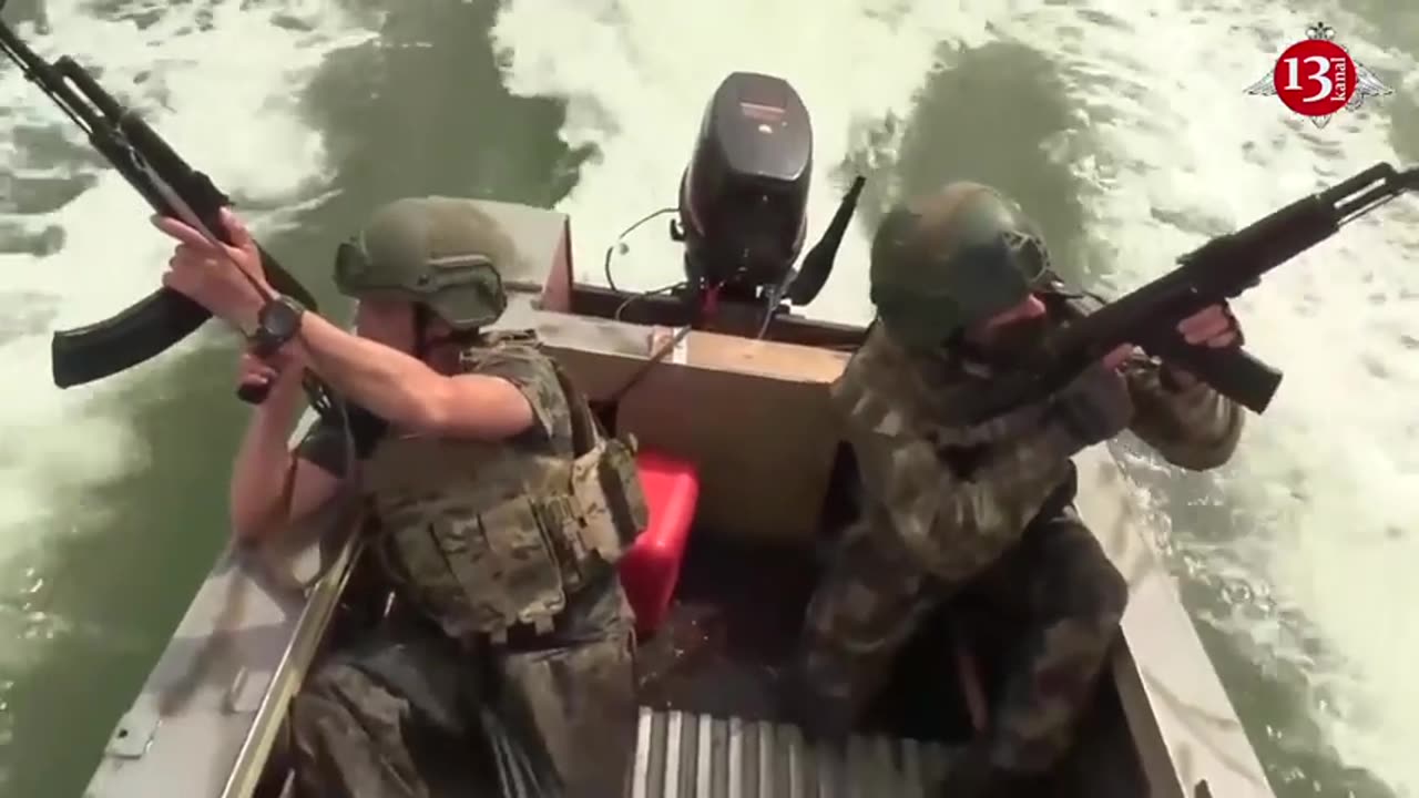 Russians kill their soldiers and boats with their servicemen in the Dnipro with artillery fire