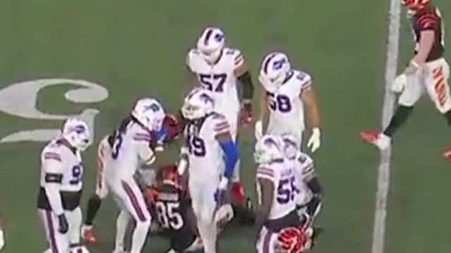 Buffalo Bills Safety Damar Hamlin collapses on field after big hit