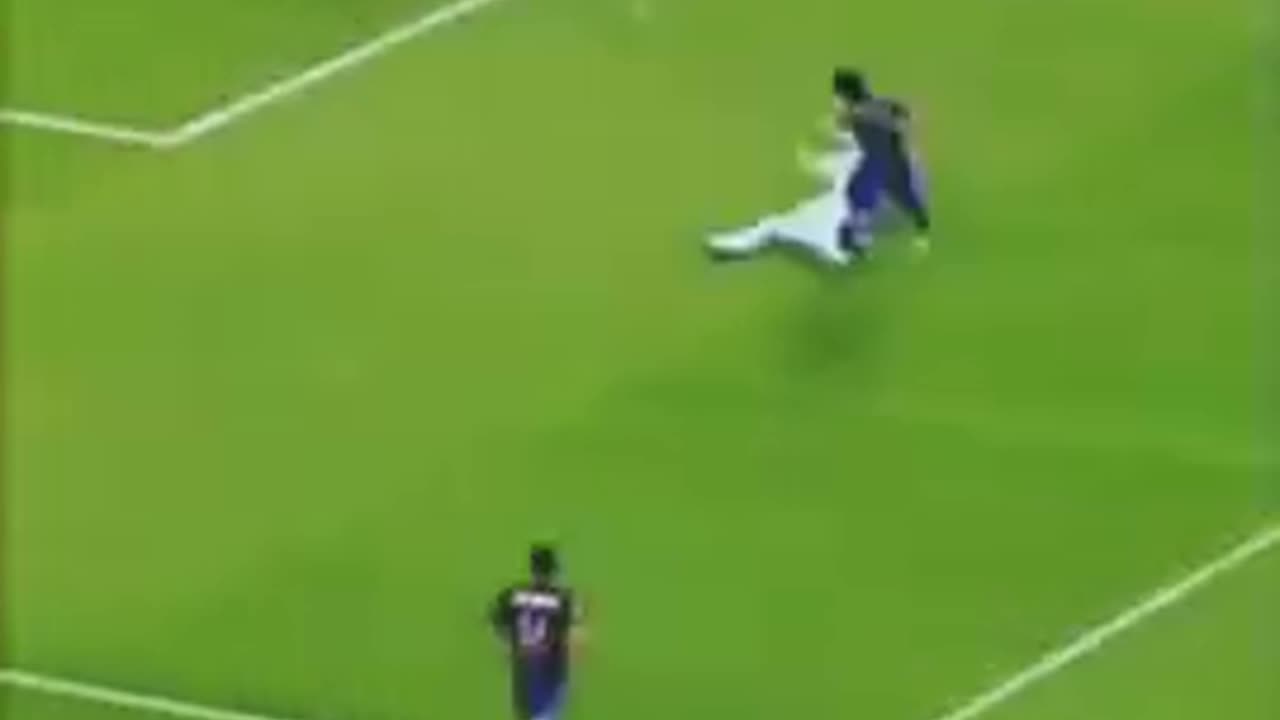 Messi is not human😈🔥#messi#fottball#dribling#ronaldo