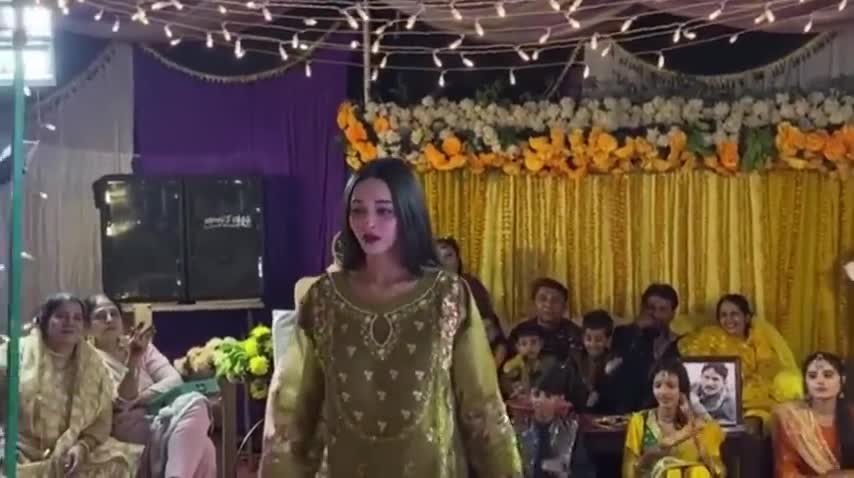 Pakistani tiktoker girl Mano dance video viral maira Dil ye pukary ajaa wedding dance viral Mano