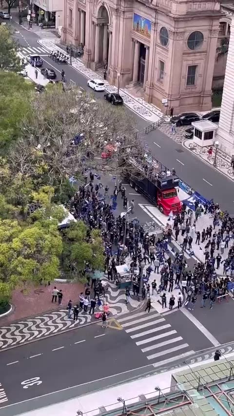 Trio elétrico com Ivete Sangalo marca protesto de policiais civis no Rio Grande do Sul