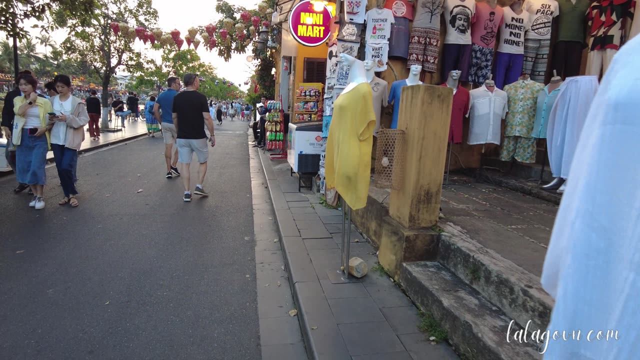 Walk around the small alleys in Hoi An [4K ASMR] Yellow Walls, Green Moss and Chicken Rice