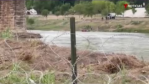 Usan helicóptero para intentar evitar que migrantes crucen el río Grande #Shorts