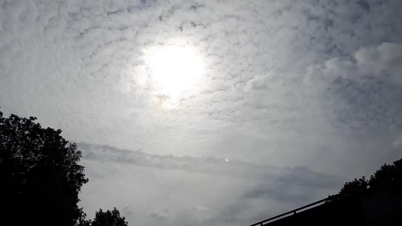 Himmel in Berlin am 3.9 2023 um 12:10 Uhr