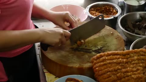 Thailand Food: The CRISPIEST Fried Pork Belly in Bangkok