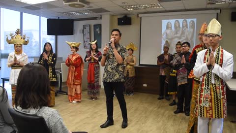 INDONESIAN TRADITIONAL CLOTHES FASHION SHOW || EWI#3