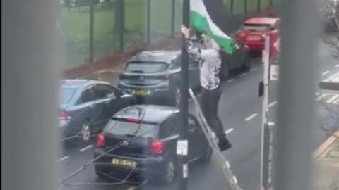 English dude gets into a fight after removing a Palestinian flag.. 😁