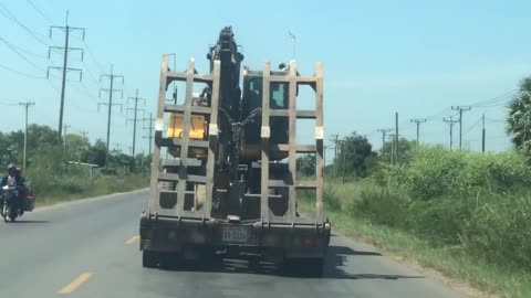 Incredible Skill Trailer Operator Bring Wheeled Excavator Clump To Mountain