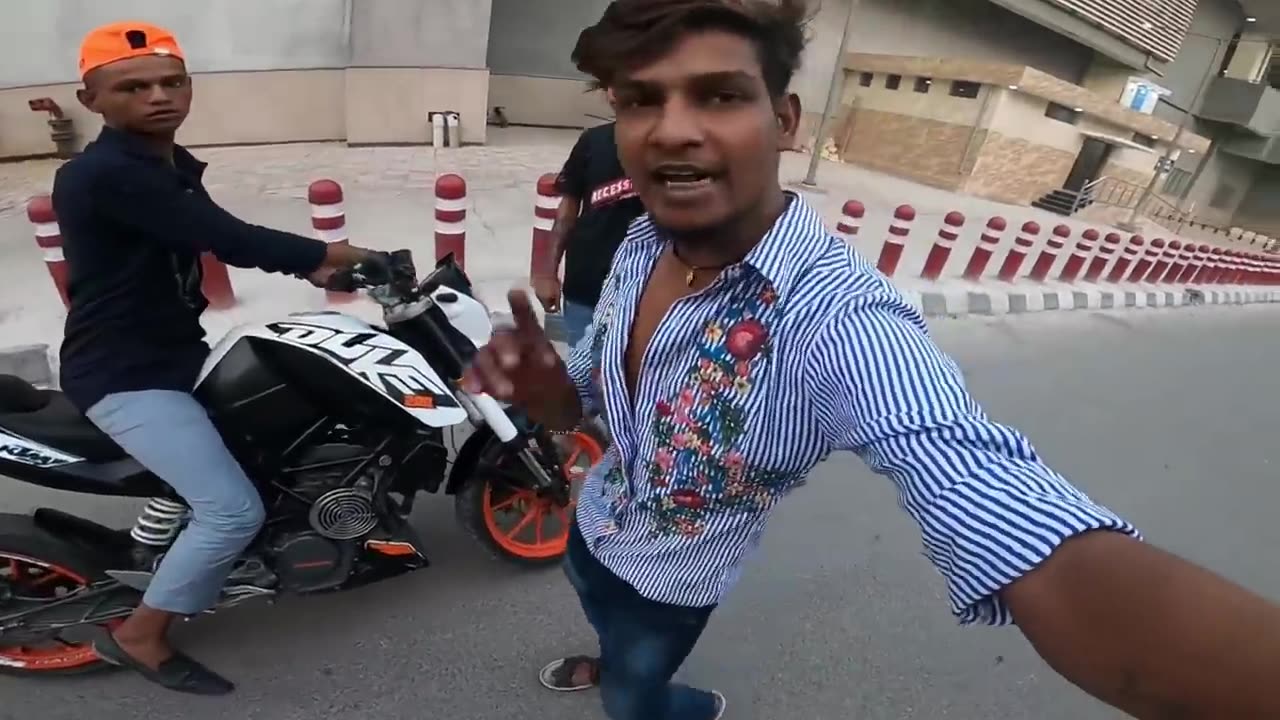 Extreme_Road_rage,_Chaprii_boys_Attacks_Bikerš¤¬_||_Bulani_Padhi_āPOLICEā
