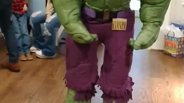 Big green hero shows how to throw battle hammer to destroy Thanos gauntlet at birthday party event