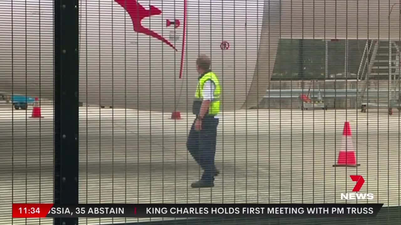 Qantas staff threatening strike action _ 7NEWS