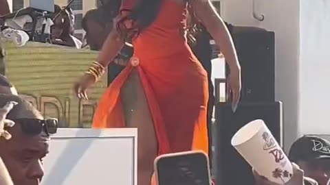CARDI B THREW HER MIC