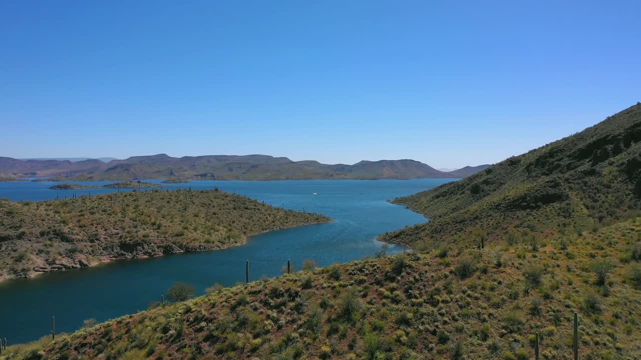 The blue sea merged with the blue sky.