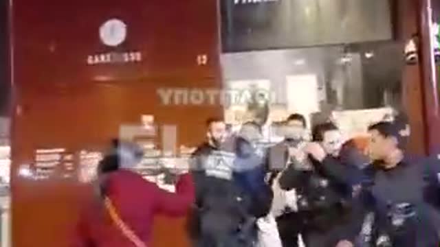 Μια καλλιτέχνιδα στη Γαλλία συνελήφθη επειδή έκανε συναυλία στο δρόμο χωρίς απαίτηση εμβολιασμού.