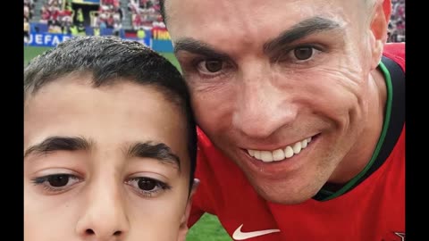 Ronaldo Loves with his fans