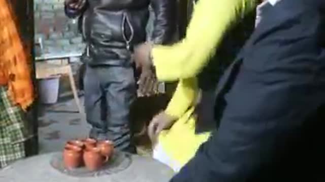 DUPTTA GAREEB KA . DEKHYE