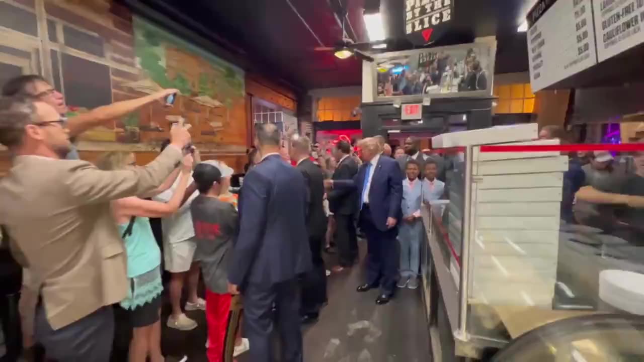 Donald Trump - The entrance! 🍕🍕