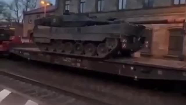 Leopard Tanks Arrive on Ukraine's Borders