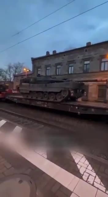 Leopard Tanks Arrive on Ukraine's Borders