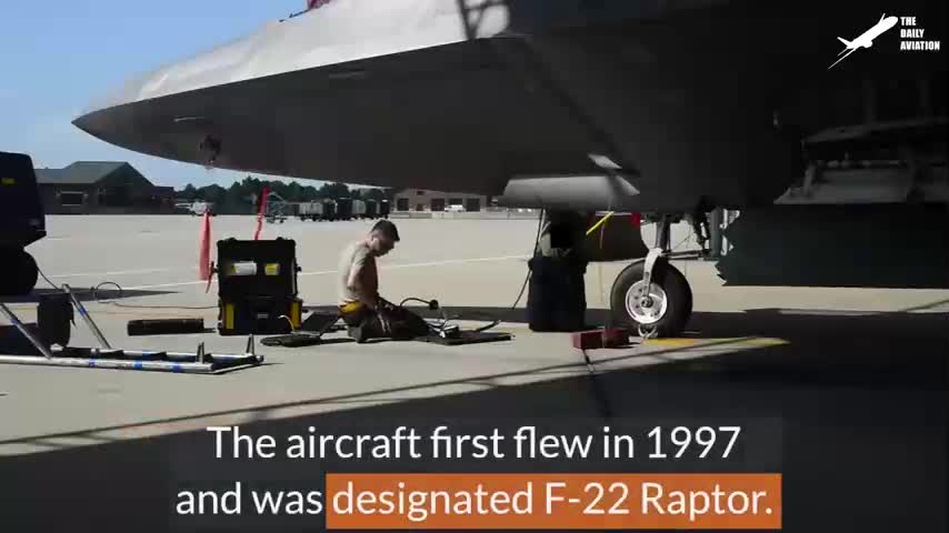 US Pilot Play With His $120 Million F-22 Before Taking Off at Full Afterburner