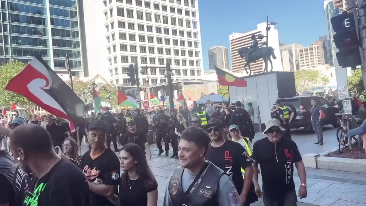 Israel supporters do a amazing Haka in NZ across from Palestine Supporters & it stayed Peacefull!