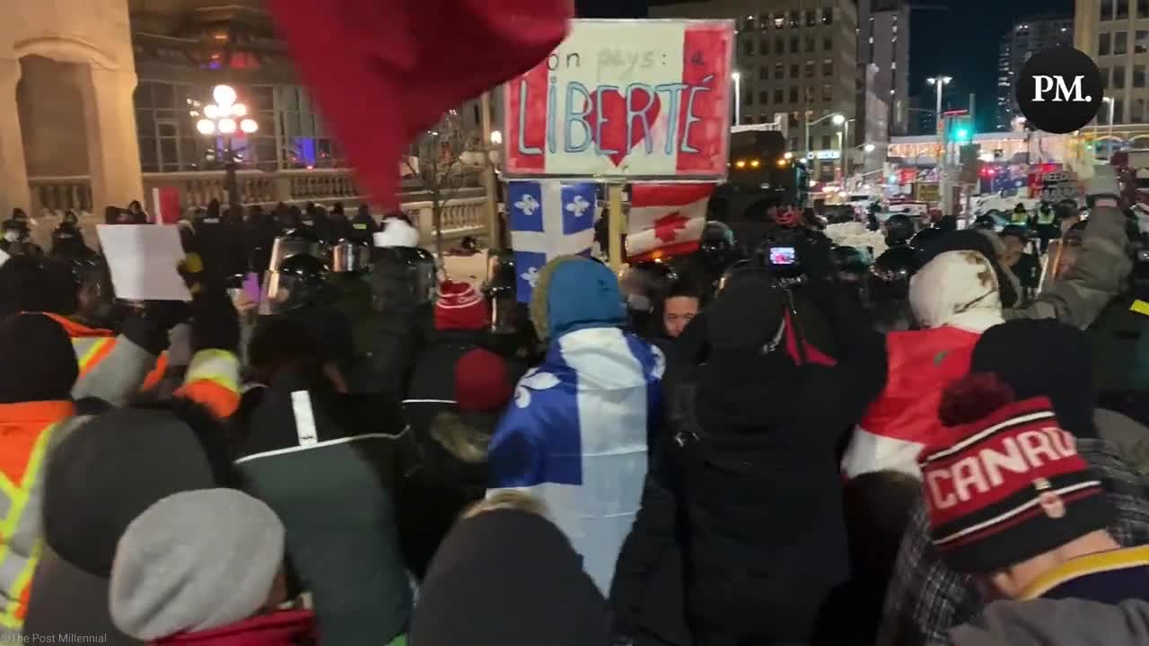 Line holding happening in Ottawa last night after ugly scenes earlier . CANADA 🇨🇦 👊