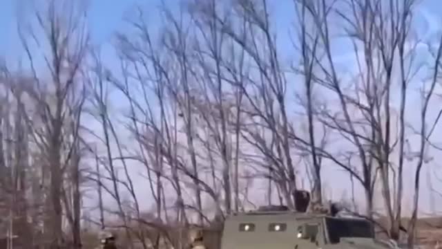 A column of Russian servicemen with the designation V goes to Kyiv