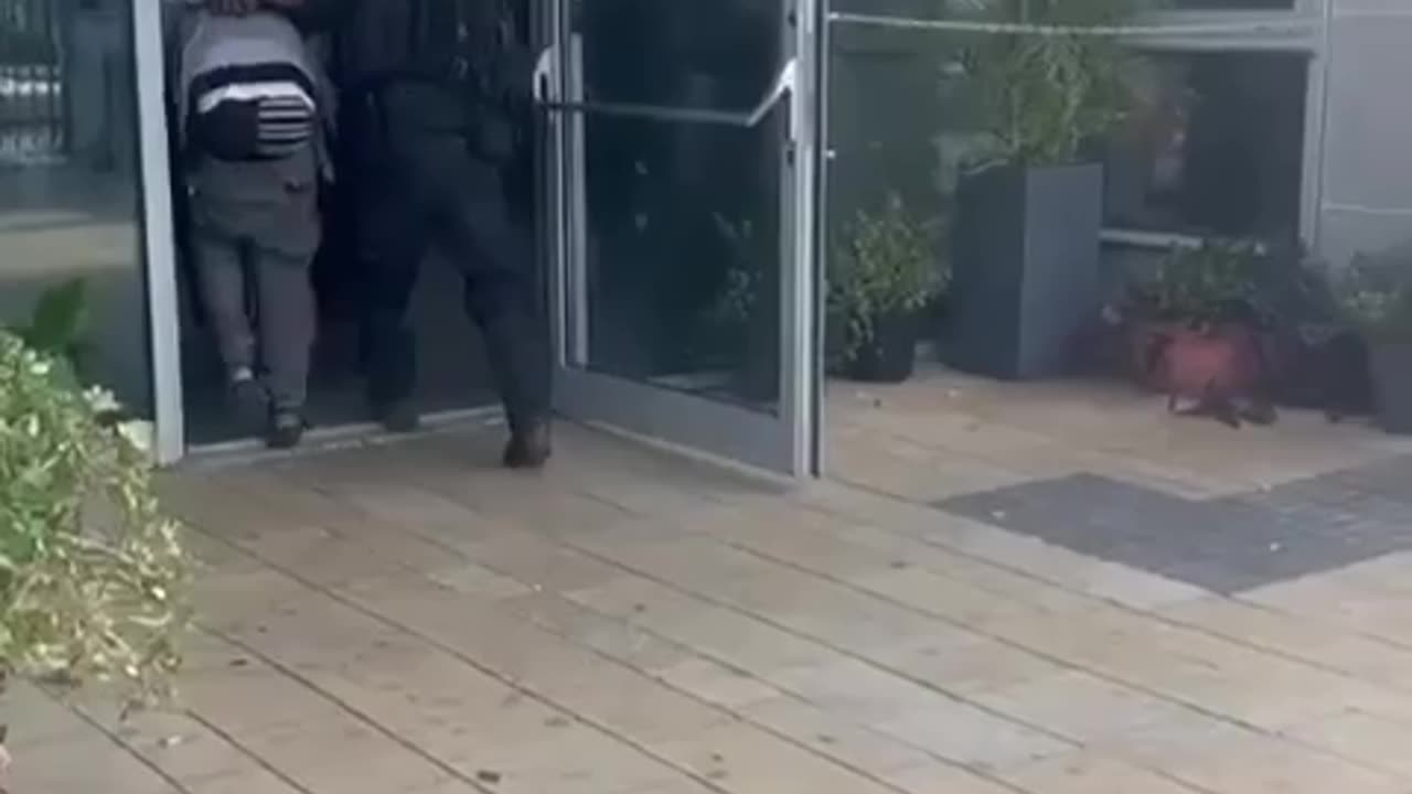 In the town of Netivot, Israeli special forces arrested Hamas terrorists.