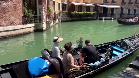 Tourists enjoy Venice despite scorching sun