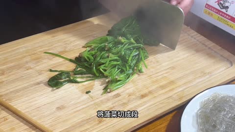 Pour spinach and vermicelli into boiling water, and it will become delicious in an instant