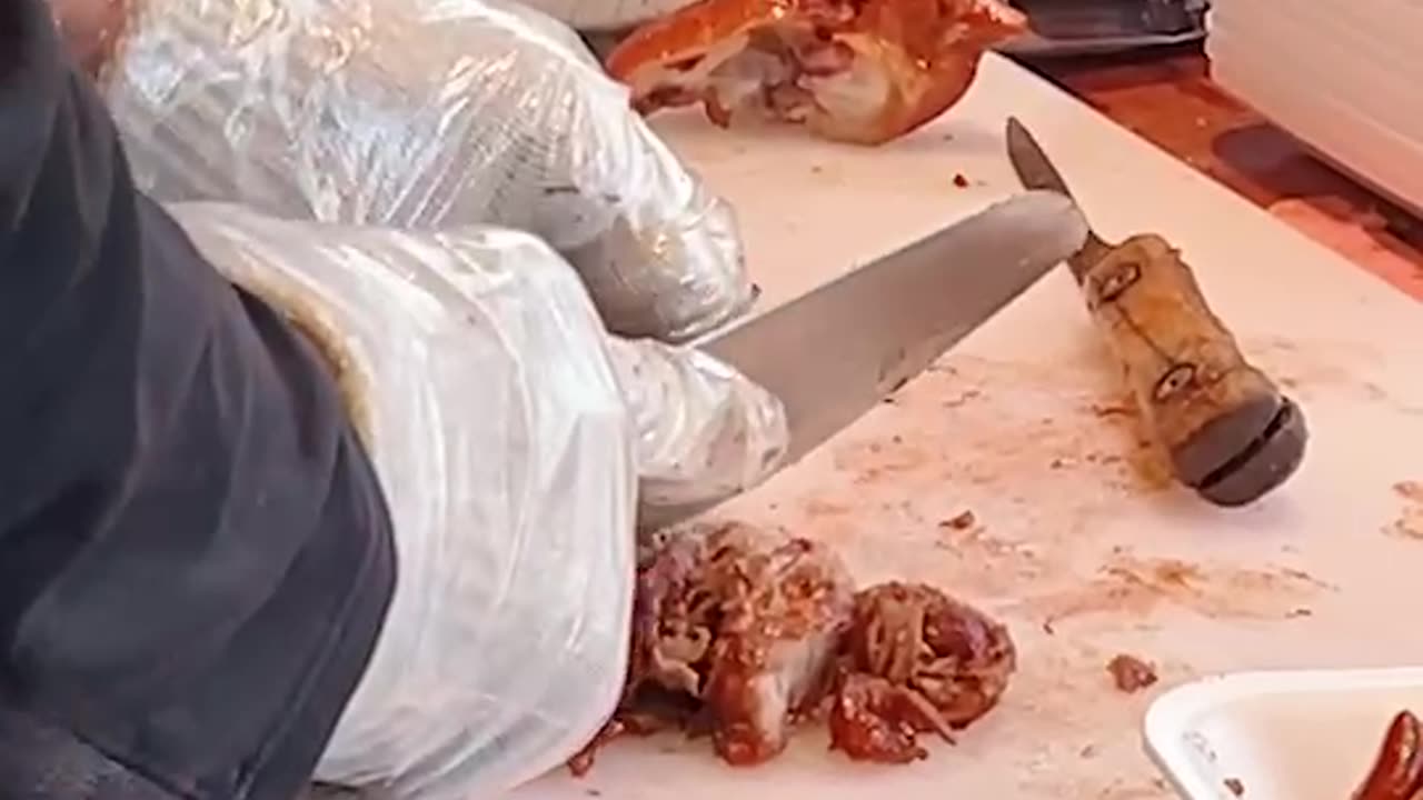 The appearance of wearing pig's feet that just came out.