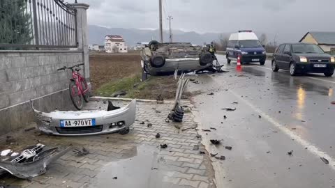 Aksident i tmerrshem ne Korçë, shpëton drejtuesi i automjetit