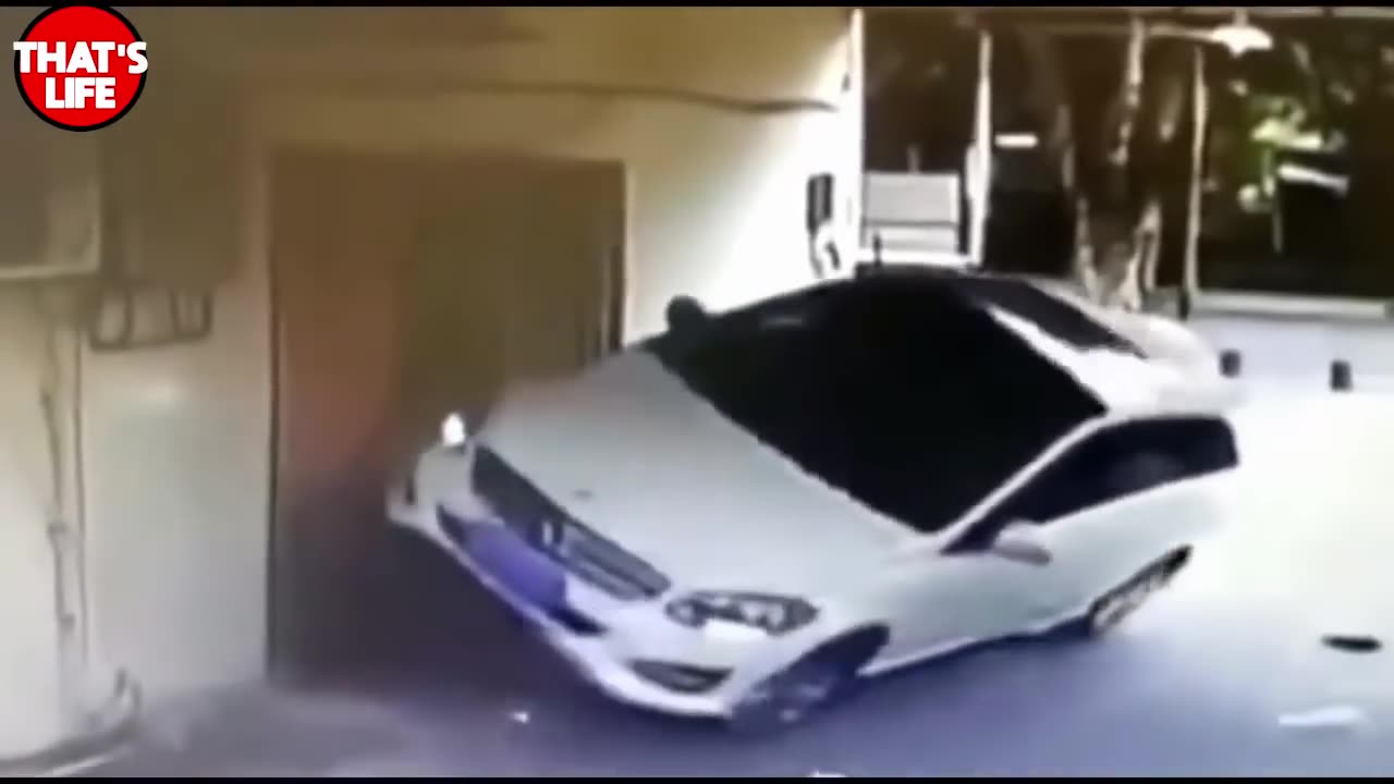 Funny WOMEN FAIL IN TRAFFIC - 💋 Women Drivers NO Skill|part 2