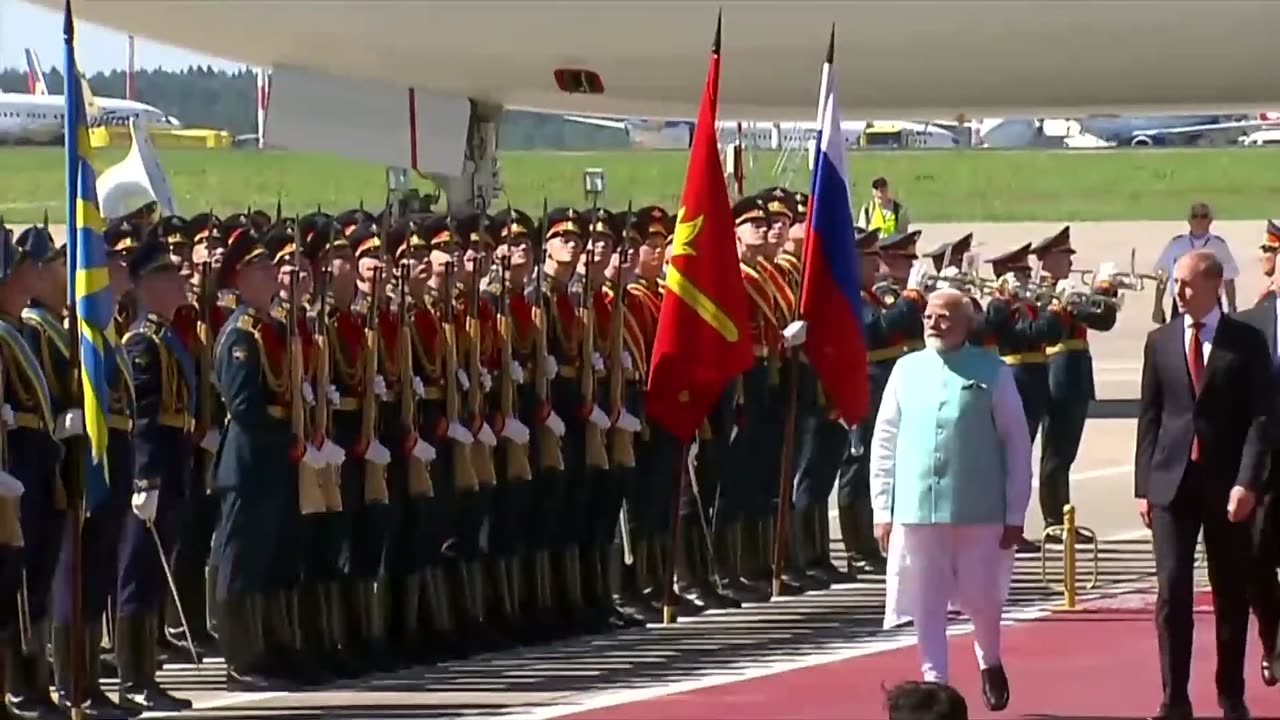 LIVE P.M. Modi ARRIVES IN MASCOW