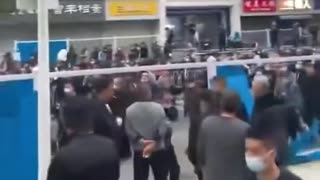 People tear down barricades in #Wuhan. Anti-lockdown protests are spreading