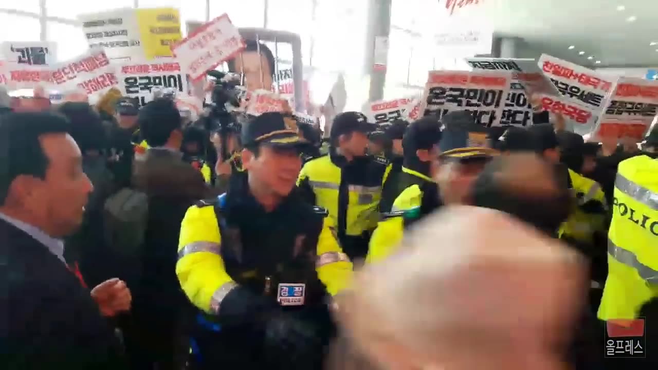 20190303_V3_S01(jvenmbXsUb8)아수라장, 자한당 당직자들은 바보! 태극기 애국시민들이 결국 이 나라를 구하리라!