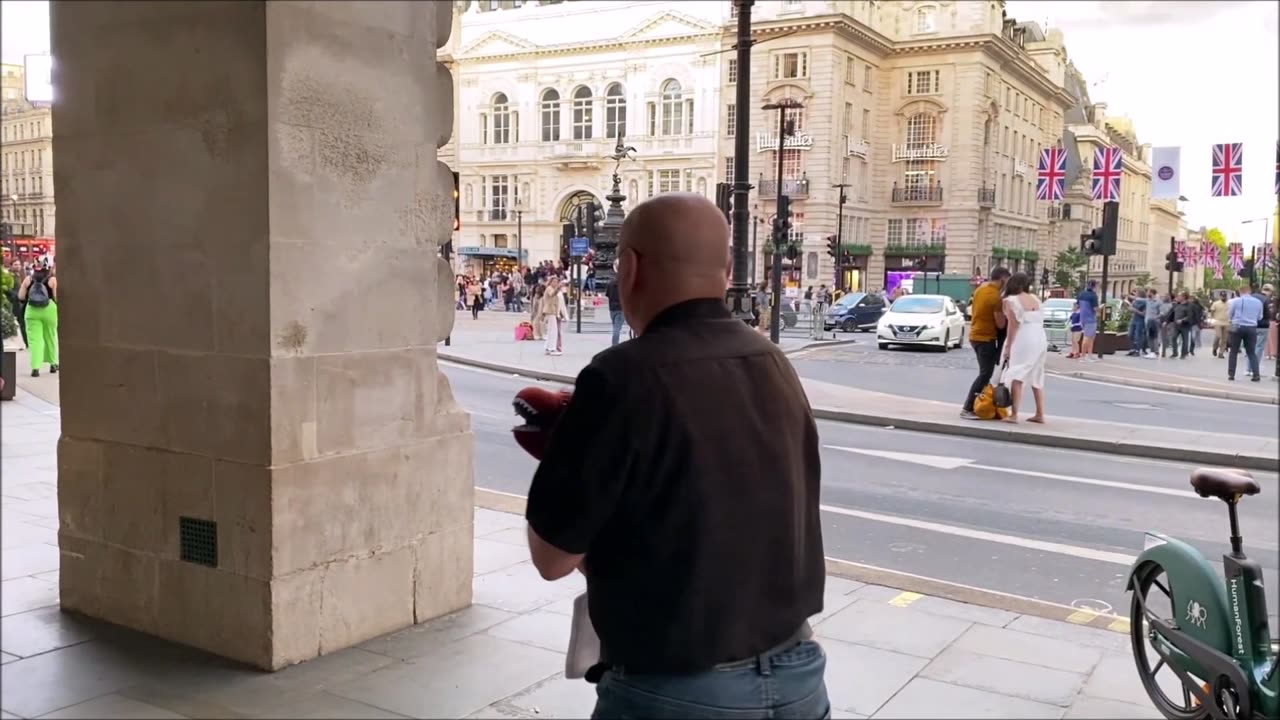 MAN TRYING TO SELL A BABY IN LONDON