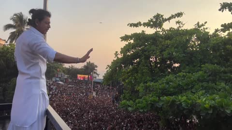 shahrukh khan, House Mannat Eid Mubarak fans