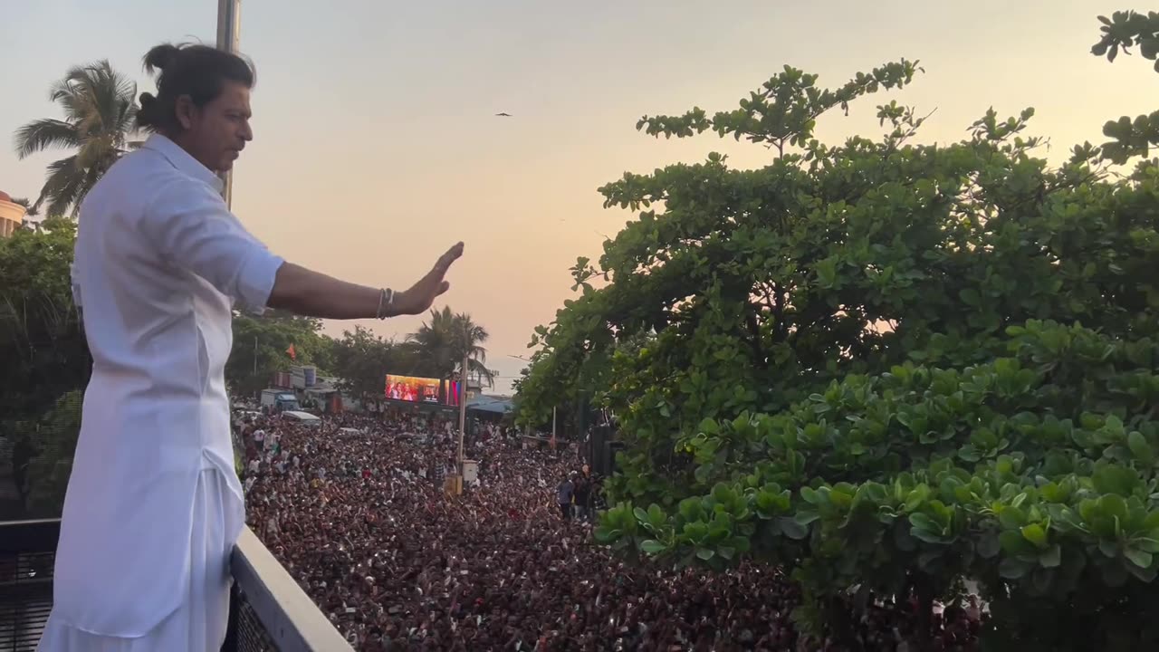 shahrukh khan, House Mannat Eid Mubarak fans