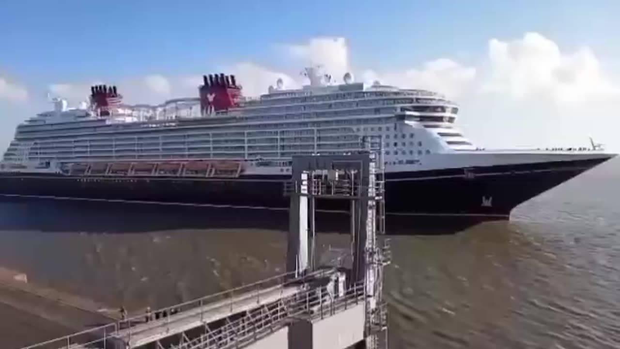 Disney Wish leaves Bremerhaven