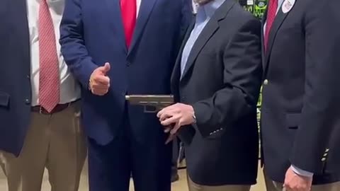 Trump Buys Glock 9 Right On The Spot