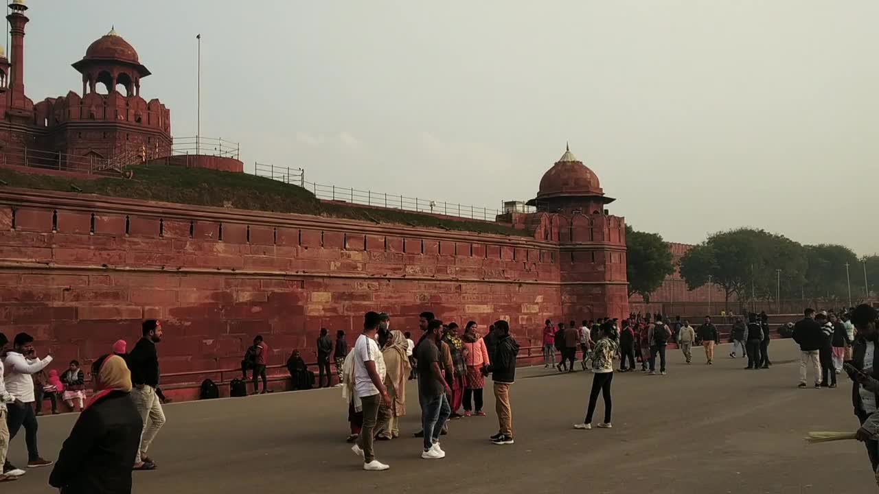 A Crowd Of Tourist Visiting The Historic Red Fort In New Delhi India