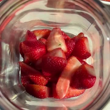 Strawberry Rhubarb Infused Gin 🍓