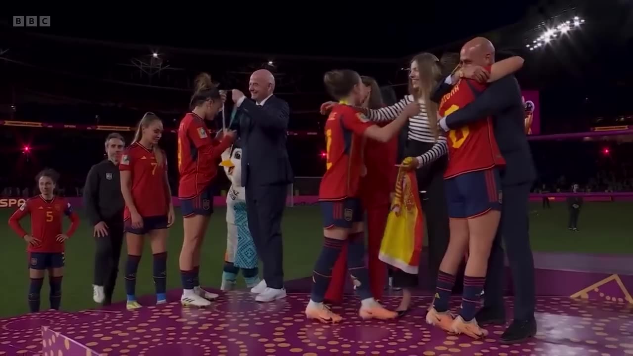 Spain’s World Cup winners refuse to play until football boss resigns - BBC News