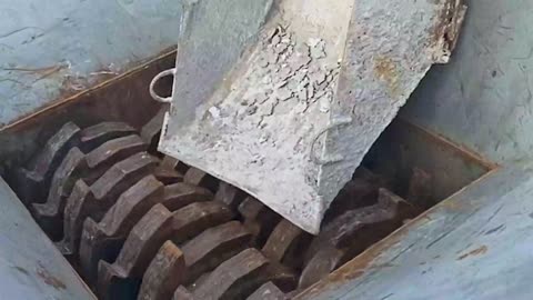 Crush the motorcycle engine, the crusher is stuck