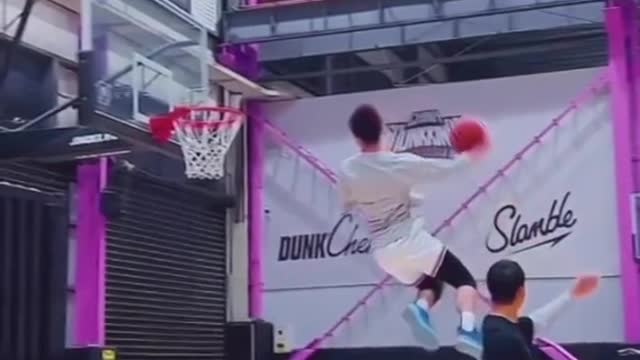 13_Bro was floating 😳 #dunk #edit (via @dunk_l1)