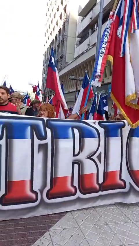 Chile | ¡Tenemos un pelele, queremos un Bukele!