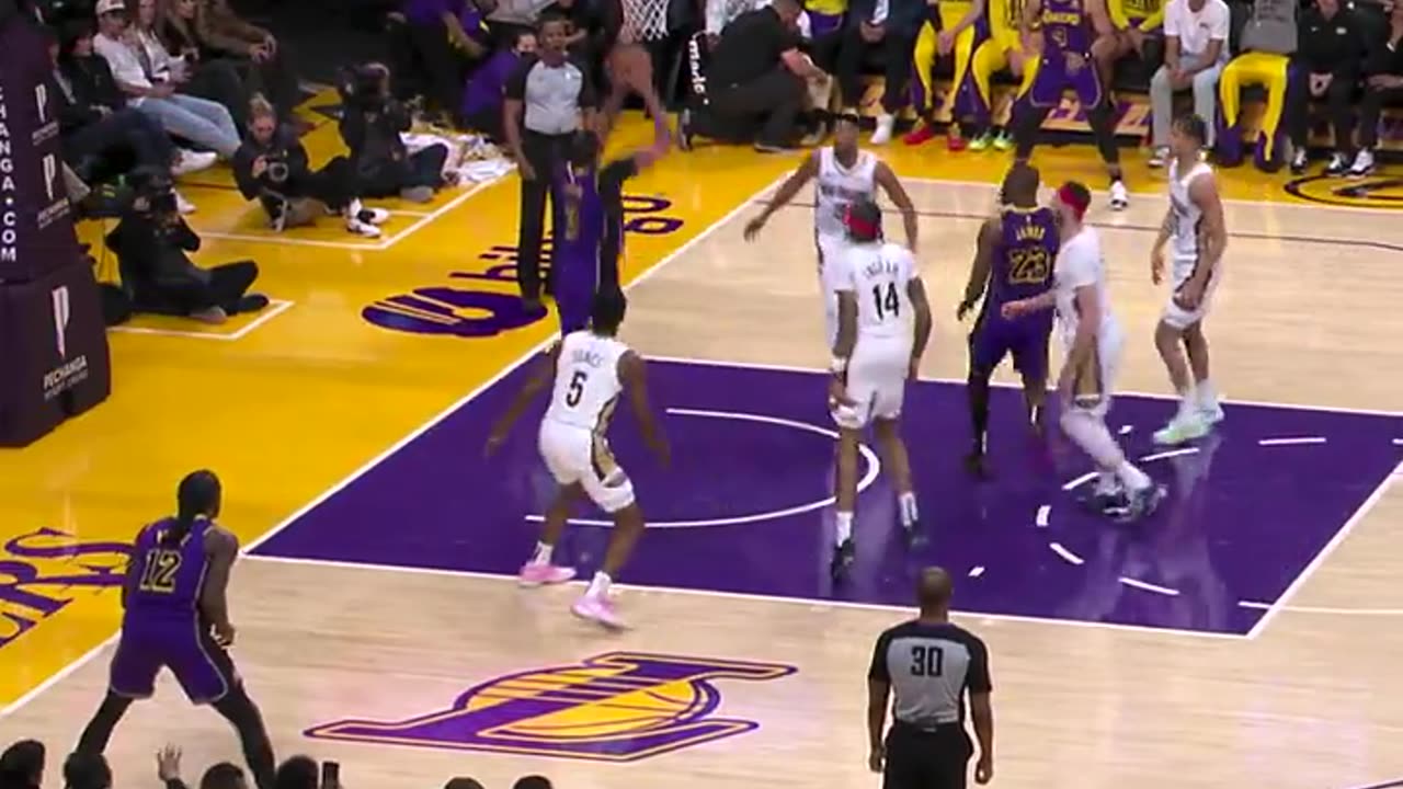 NBA - LeBron makes a surgical pass to AD for the finish line! Pelicans-Lakers