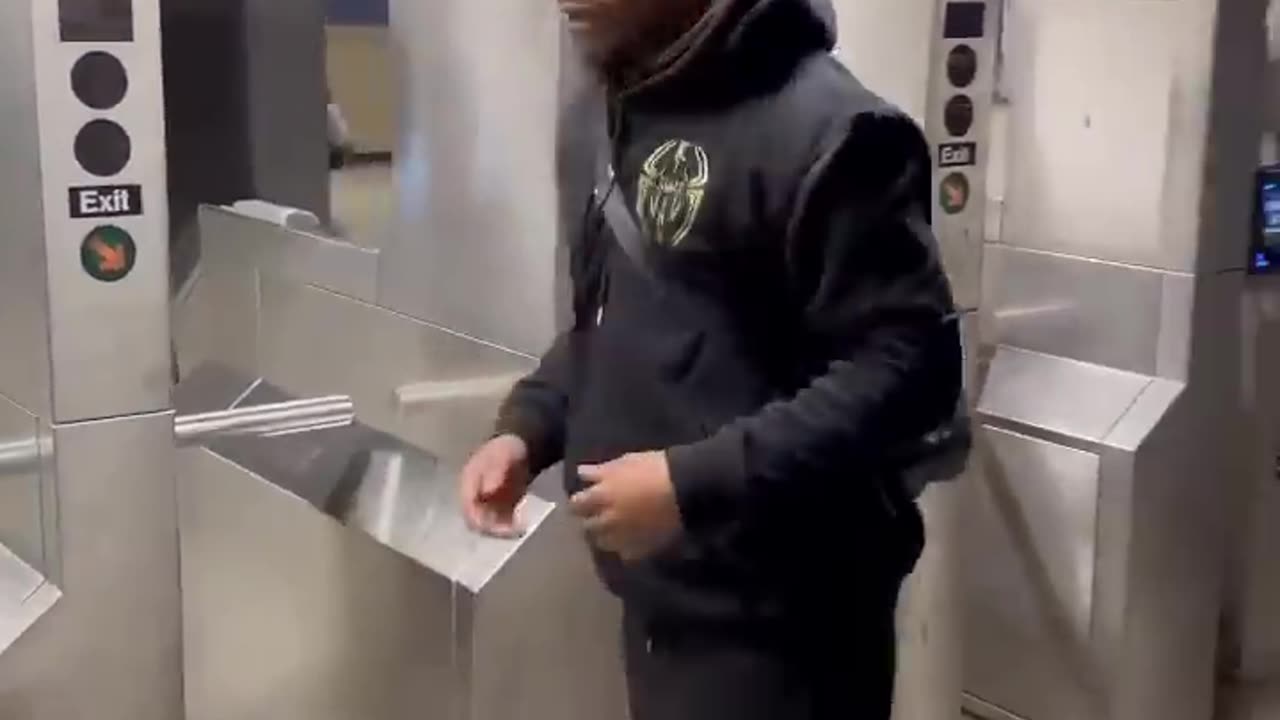 How To Avoid Getting A Ticket✅“NYC MTA HACK”👈🏻👮🏼♂️ #kiingspiider #shorts